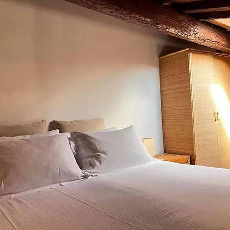 Spacious Near Arno River Apartment *