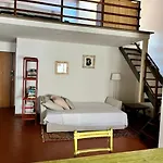 Bright Flat By Arno River, Walk Everywhere Daire