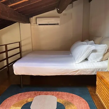 Bright Flat By Arno River, Walk Everywhere Daire