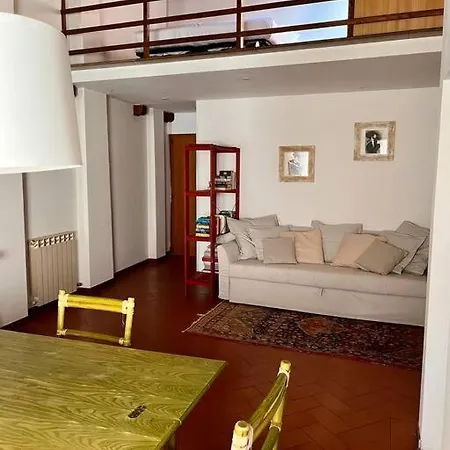 Bright Flat By Arno River, Walk Everywhere Daire Floransa